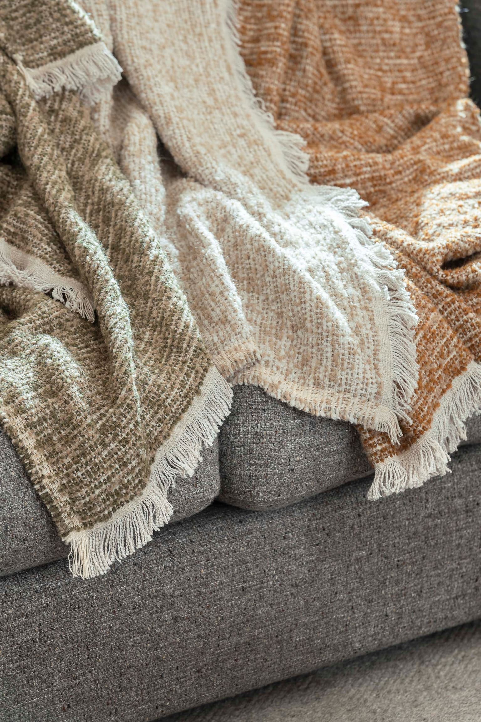 Gommaire-decoration-fabric-accessories-plaid_maya-G702-G703-G704-Antwerp.jpg