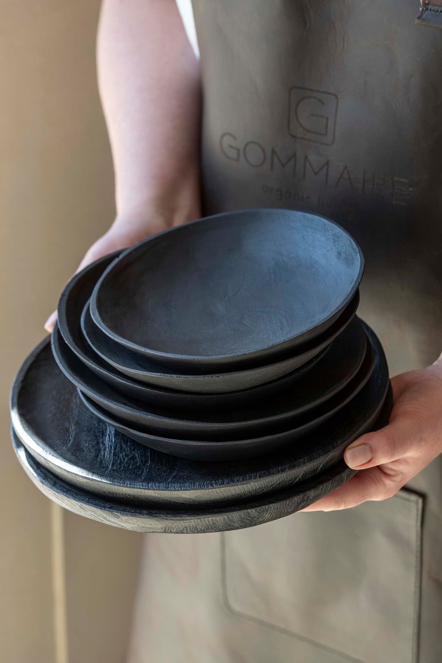 Gommaire-decoration-leather-tableware-apron_Gommaire-G731-Knokke.jpg