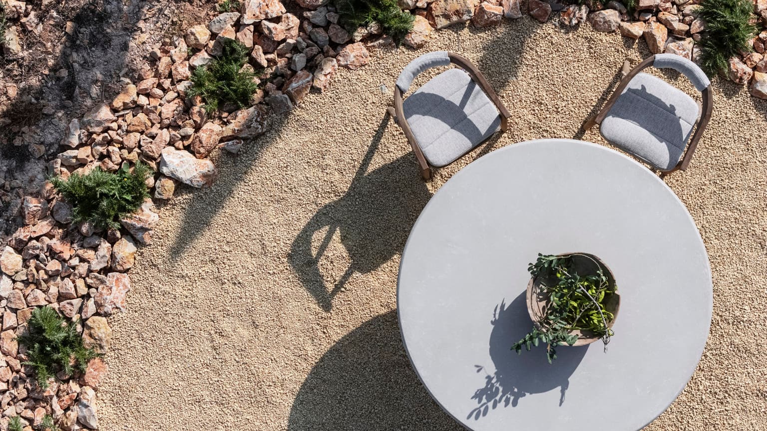 Gommaire-outdoor-concrete-furniture-round_table_faye-G866-CO-NAT-Antwerp3.jpg