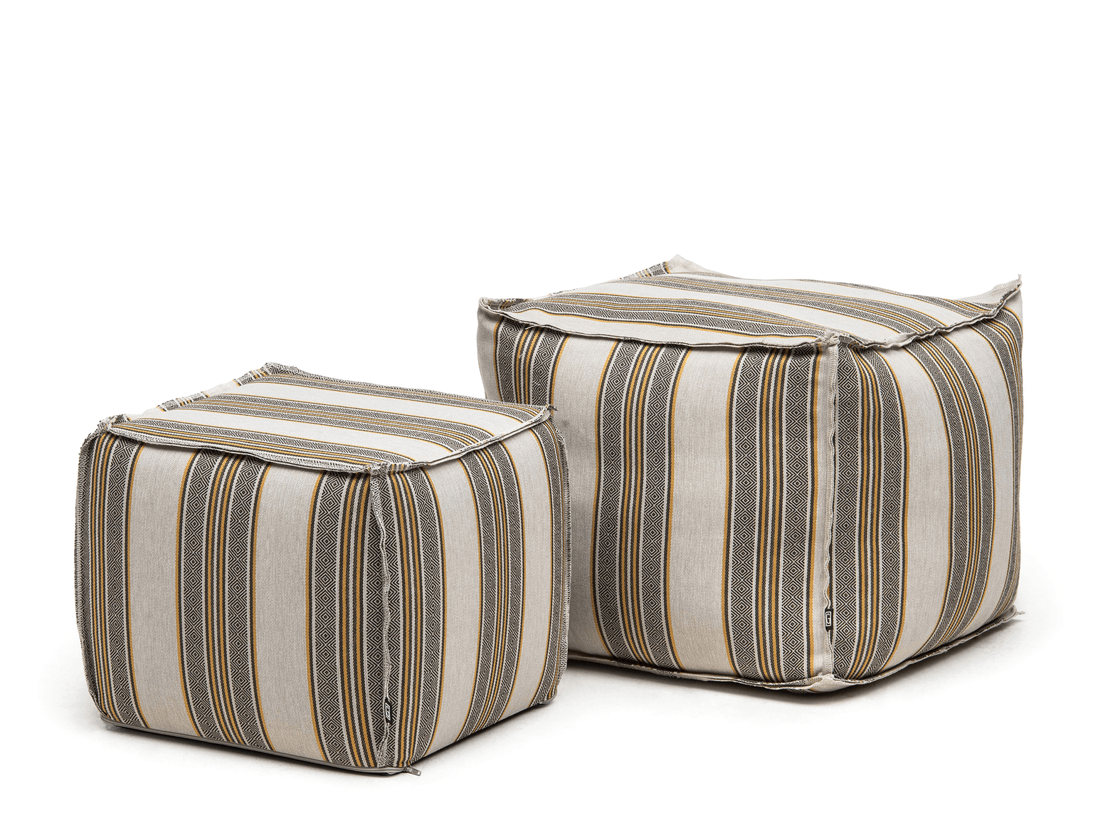 Gommaire-outdoor-fabric-accessories-square_hard_pouf_with_fluffy_piping-G559-K-G560-K-Antwerpen.png