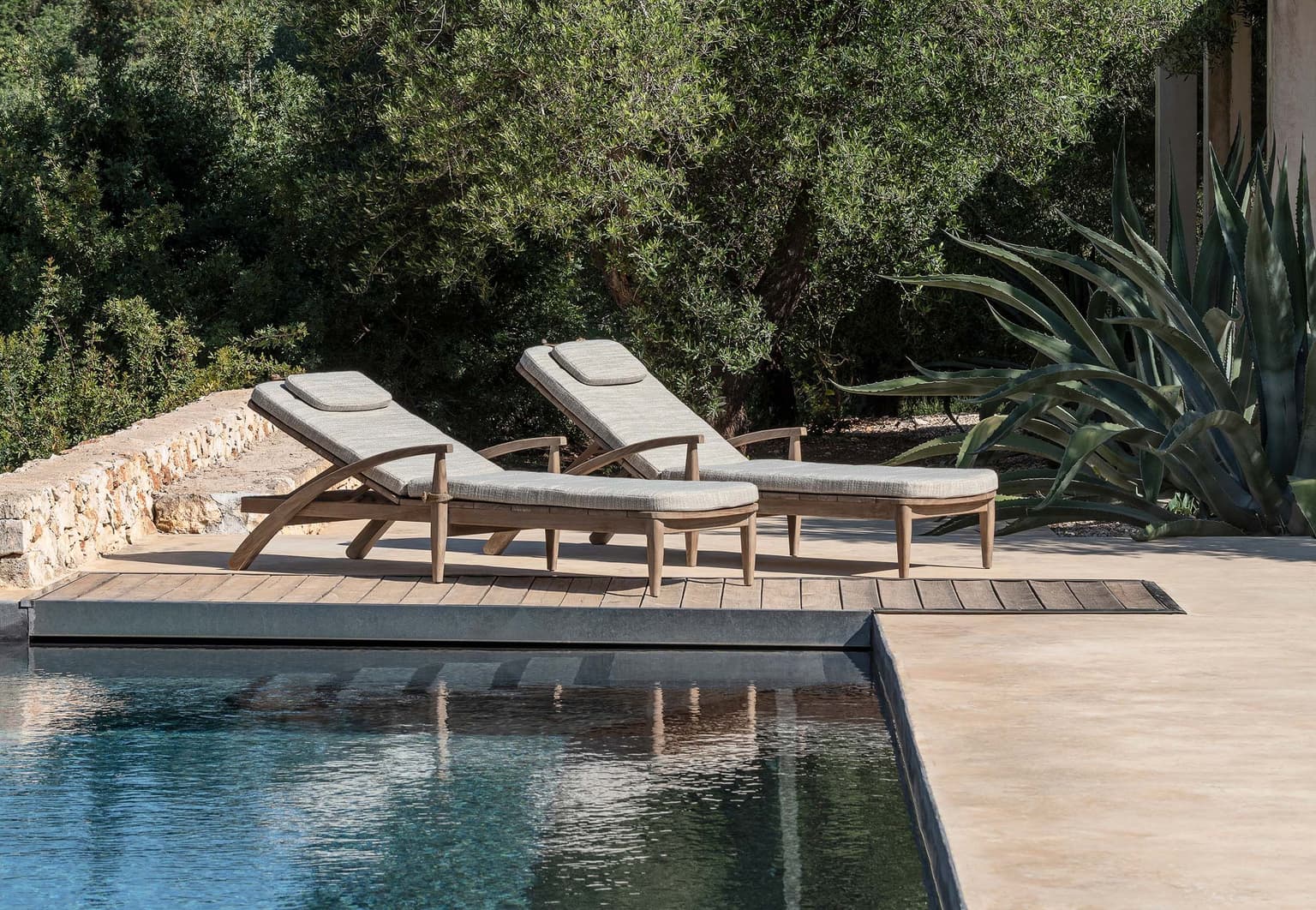 Gommaire-outdoor-teak-furniture-sumbed_faye-G794-NAT-Belgium-2.jpg